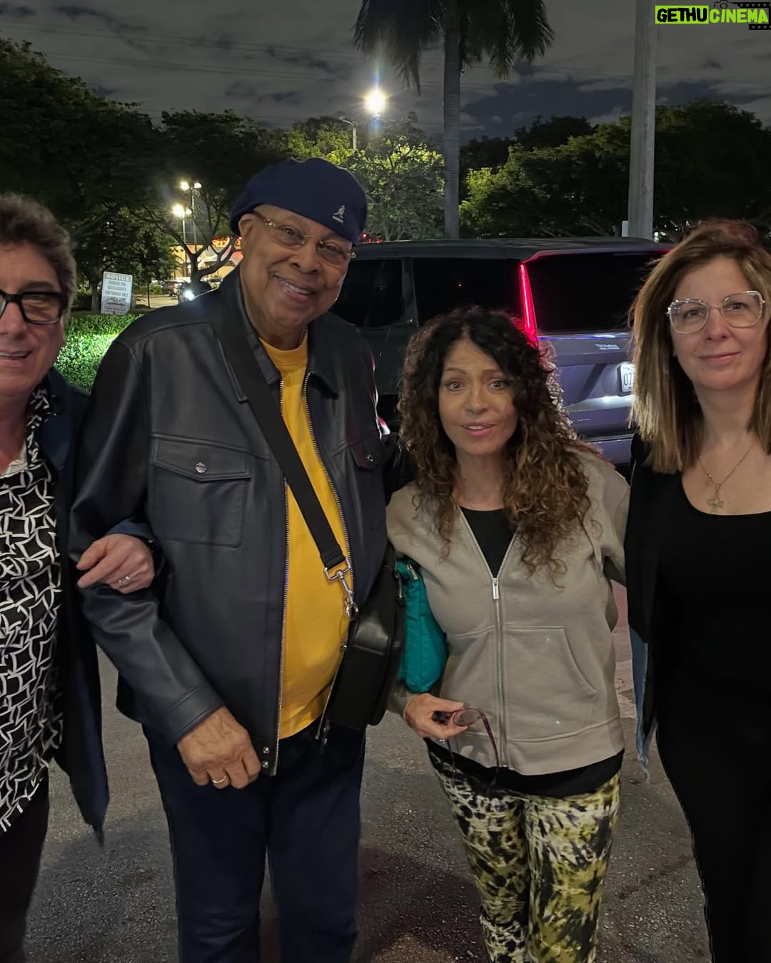 Patricia Sosa - 3.8K Likes - Tratando de arrancar., termine de filmar para el documental de @chuchovaldesmusic . De mi querido amigo Chucho.  Encontrarme con él y Lorena es como estar en familia.  Nos vinieron a buscar y al final nos fuimos a tomar el té . Los únicos que tomamos el té fuimos Chucho y yo porque el resto cenaron, @salcedo.lorena  @omediavilla @julianvalperc y @mauromatiastarelli 
Como siempre estuvimos hasta tarde. Nos contó de lo que fue el reencuentro de IRAKERE ,  le conté de mi experiencia grabando acá y de repente empezamos a charlar de nuestras cosas más familiares. A meternos en lo profundo del corazón. Esos son mis encuentros con esta familia que adoro. Y sé que esta amistad es para siempre. No hay distancias. Solo amor y música.