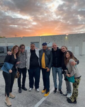 Patricia Sosa Instagram - Tratando de arrancar., termine de filmar para el documental de @chuchovaldesmusic . De mi querido amigo Chucho.  Encontrarme con él y Lorena es como estar en familia.  Nos vinieron a buscar y al final nos fuimos a tomar el té . Los únicos que tomamos el té fuimos Chucho y yo porque el resto cenaron, @salcedo.lorena  @omediavilla @julianvalperc y @mauromatiastarelli 
Como siempre estuvimos hasta tarde. Nos contó de lo que fue el reencuentro de IRAKERE ,  le conté de mi experiencia grabando acá y de repente empezamos a charlar de nuestras cosas más familiares. A meternos en lo profundo del corazón. Esos son mis encuentros con esta familia que adoro. Y sé que esta amistad es para siempre. No hay distancias. Solo amor y música.