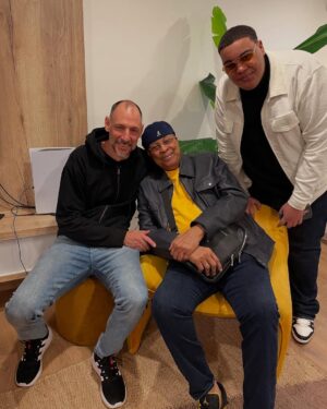 Patricia Sosa Instagram - Tratando de arrancar., termine de filmar para el documental de @chuchovaldesmusic . De mi querido amigo Chucho.  Encontrarme con él y Lorena es como estar en familia.  Nos vinieron a buscar y al final nos fuimos a tomar el té . Los únicos que tomamos el té fuimos Chucho y yo porque el resto cenaron, @salcedo.lorena  @omediavilla @julianvalperc y @mauromatiastarelli 
Como siempre estuvimos hasta tarde. Nos contó de lo que fue el reencuentro de IRAKERE ,  le conté de mi experiencia grabando acá y de repente empezamos a charlar de nuestras cosas más familiares. A meternos en lo profundo del corazón. Esos son mis encuentros con esta familia que adoro. Y sé que esta amistad es para siempre. No hay distancias. Solo amor y música.