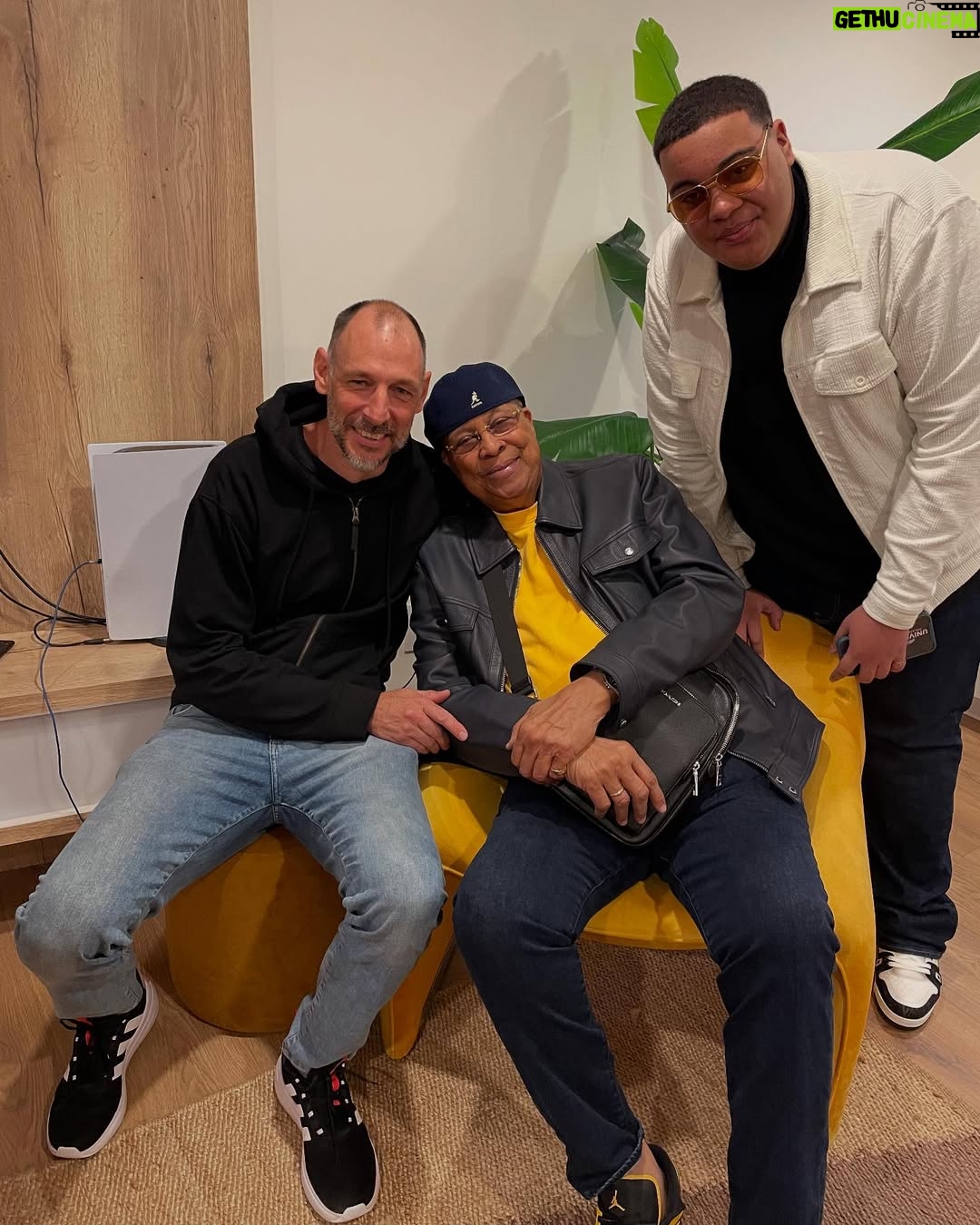 Patricia Sosa - 3.8K Likes - Tratando de arrancar., termine de filmar para el documental de @chuchovaldesmusic . De mi querido amigo Chucho.  Encontrarme con él y Lorena es como estar en familia.  Nos vinieron a buscar y al final nos fuimos a tomar el té . Los únicos que tomamos el té fuimos Chucho y yo porque el resto cenaron, @salcedo.lorena  @omediavilla @julianvalperc y @mauromatiastarelli 
Como siempre estuvimos hasta tarde. Nos contó de lo que fue el reencuentro de IRAKERE ,  le conté de mi experiencia grabando acá y de repente empezamos a charlar de nuestras cosas más familiares. A meternos en lo profundo del corazón. Esos son mis encuentros con esta familia que adoro. Y sé que esta amistad es para siempre. No hay distancias. Solo amor y música.