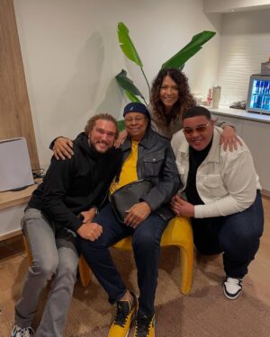Patricia Sosa Instagram - Tratando de arrancar., termine de filmar para el documental de @chuchovaldesmusic . De mi querido amigo Chucho.  Encontrarme con él y Lorena es como estar en familia.  Nos vinieron a buscar y al final nos fuimos a tomar el té . Los únicos que tomamos el té fuimos Chucho y yo porque el resto cenaron, @salcedo.lorena  @omediavilla @julianvalperc y @mauromatiastarelli 
Como siempre estuvimos hasta tarde. Nos contó de lo que fue el reencuentro de IRAKERE ,  le conté de mi experiencia grabando acá y de repente empezamos a charlar de nuestras cosas más familiares. A meternos en lo profundo del corazón. Esos son mis encuentros con esta familia que adoro. Y sé que esta amistad es para siempre. No hay distancias. Solo amor y música.