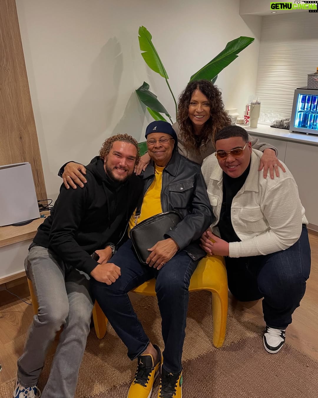 Patricia Sosa - 3.8K Likes - Tratando de arrancar., termine de filmar para el documental de @chuchovaldesmusic . De mi querido amigo Chucho.  Encontrarme con él y Lorena es como estar en familia.  Nos vinieron a buscar y al final nos fuimos a tomar el té . Los únicos que tomamos el té fuimos Chucho y yo porque el resto cenaron, @salcedo.lorena  @omediavilla @julianvalperc y @mauromatiastarelli 
Como siempre estuvimos hasta tarde. Nos contó de lo que fue el reencuentro de IRAKERE ,  le conté de mi experiencia grabando acá y de repente empezamos a charlar de nuestras cosas más familiares. A meternos en lo profundo del corazón. Esos son mis encuentros con esta familia que adoro. Y sé que esta amistad es para siempre. No hay distancias. Solo amor y música.