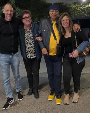 Patricia Sosa Instagram - Tratando de arrancar., termine de filmar para el documental de @chuchovaldesmusic . De mi querido amigo Chucho.  Encontrarme con él y Lorena es como estar en familia.  Nos vinieron a buscar y al final nos fuimos a tomar el té . Los únicos que tomamos el té fuimos Chucho y yo porque el resto cenaron, @salcedo.lorena  @omediavilla @julianvalperc y @mauromatiastarelli 
Como siempre estuvimos hasta tarde. Nos contó de lo que fue el reencuentro de IRAKERE ,  le conté de mi experiencia grabando acá y de repente empezamos a charlar de nuestras cosas más familiares. A meternos en lo profundo del corazón. Esos son mis encuentros con esta familia que adoro. Y sé que esta amistad es para siempre. No hay distancias. Solo amor y música.