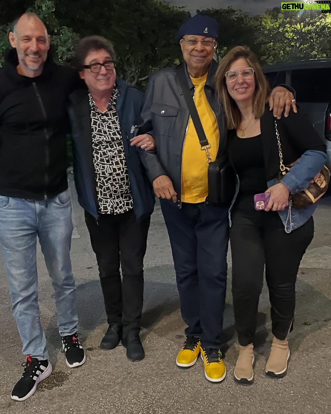 Patricia Sosa - 3.8K Likes - Tratando de arrancar., termine de filmar para el documental de @chuchovaldesmusic . De mi querido amigo Chucho.  Encontrarme con él y Lorena es como estar en familia.  Nos vinieron a buscar y al final nos fuimos a tomar el té . Los únicos que tomamos el té fuimos Chucho y yo porque el resto cenaron, @salcedo.lorena  @omediavilla @julianvalperc y @mauromatiastarelli 
Como siempre estuvimos hasta tarde. Nos contó de lo que fue el reencuentro de IRAKERE ,  le conté de mi experiencia grabando acá y de repente empezamos a charlar de nuestras cosas más familiares. A meternos en lo profundo del corazón. Esos son mis encuentros con esta familia que adoro. Y sé que esta amistad es para siempre. No hay distancias. Solo amor y música.