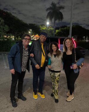 Patricia Sosa Instagram - Tratando de arrancar., termine de filmar para el documental de @chuchovaldesmusic . De mi querido amigo Chucho.  Encontrarme con él y Lorena es como estar en familia.  Nos vinieron a buscar y al final nos fuimos a tomar el té . Los únicos que tomamos el té fuimos Chucho y yo porque el resto cenaron, @salcedo.lorena  @omediavilla @julianvalperc y @mauromatiastarelli 
Como siempre estuvimos hasta tarde. Nos contó de lo que fue el reencuentro de IRAKERE ,  le conté de mi experiencia grabando acá y de repente empezamos a charlar de nuestras cosas más familiares. A meternos en lo profundo del corazón. Esos son mis encuentros con esta familia que adoro. Y sé que esta amistad es para siempre. No hay distancias. Solo amor y música.