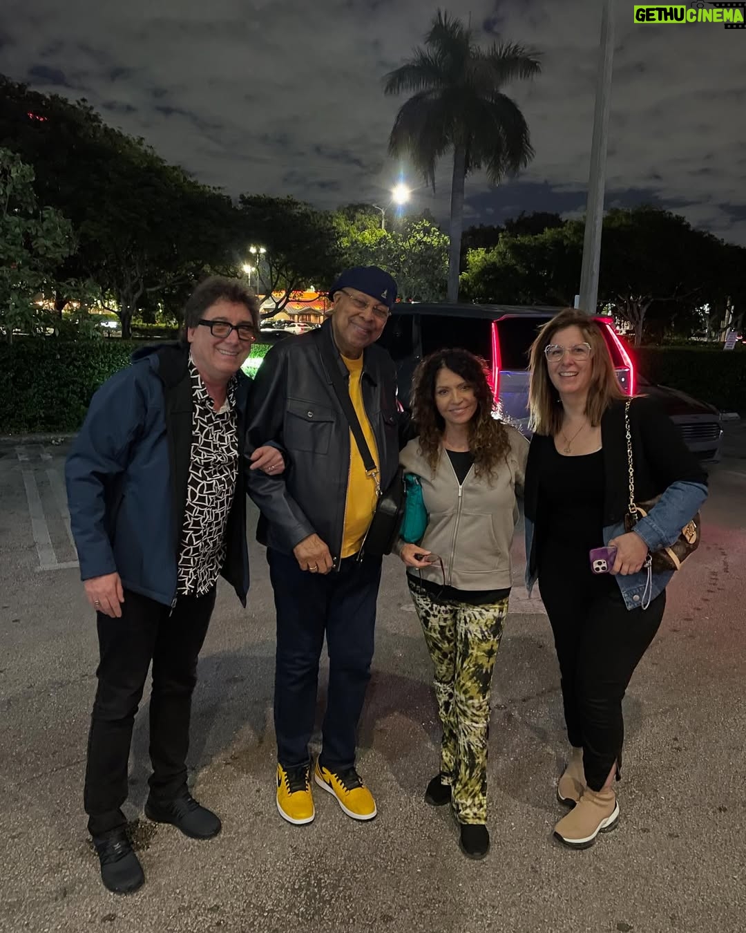 Patricia Sosa - 3.8K Likes - Tratando de arrancar., termine de filmar para el documental de @chuchovaldesmusic . De mi querido amigo Chucho.  Encontrarme con él y Lorena es como estar en familia.  Nos vinieron a buscar y al final nos fuimos a tomar el té . Los únicos que tomamos el té fuimos Chucho y yo porque el resto cenaron, @salcedo.lorena  @omediavilla @julianvalperc y @mauromatiastarelli 
Como siempre estuvimos hasta tarde. Nos contó de lo que fue el reencuentro de IRAKERE ,  le conté de mi experiencia grabando acá y de repente empezamos a charlar de nuestras cosas más familiares. A meternos en lo profundo del corazón. Esos son mis encuentros con esta familia que adoro. Y sé que esta amistad es para siempre. No hay distancias. Solo amor y música.