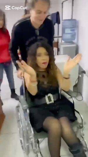 Patricia Sosa Instagram - Esto fue increíble!!!! Plotier esperando el recital y nosotros ( todos nosotros) poniendo el cuerpo y el corazón para que se haga posible. Gracias a mi banda que con mucho humor pasaron el “ inconveniente “ por alto. Cambiar de ángulo cuando hay problemas es fundamental. Decidimos usar el obstáculo para tener una anécdota más., @mariano.mere @marmediavilla_ @pablo.garrocho @christianvidalmusic y @giuliusbass esperaron para subir al escenario y decidieron que todos juntos somos una masa. @omediavilla y @patrikessler28 como siempre apuntalando cada movimiento. Manu Mónaco @juanmanuelmonaco estaba más nervioso que nosotros (jefe de escenario) La técnica esperaba y para el final @manolo_cerrudo (monitores) me levantó como si fuera una pluma. Las luces de @gustavoilum ayudaron a que todo se vea fantástico igual que las imágenes de @bernardoaymar y el sonido de @negroojeda fantástico. Gracias al público que me quiere muuuchooooo. Me lo demuestran y en Plotier me hicieron muy feliz. Las miradas eran de “”” que te mejores prontito”””. Y así será. Con amor es mejor. Gracias al intendente @luisbertoliniok y a su equipo y al coro de idiomas que gestuo conmigo.