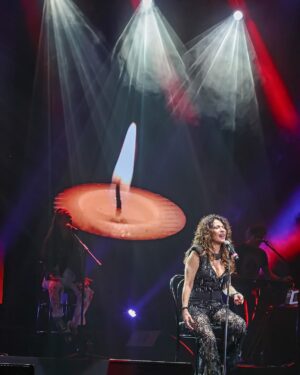 Patricia Sosa Instagram - Recién ahora puedo. No pude antes. Necesite ayuda. Y me di cuenta que estoy tan bien rodeada, que me dejé querer. Pasaron muchas cosas pero este Gran Rex sirvió, más allá de todo para sentirme cuidada. Allí estaba mi banda @mariano.mere tomando la batuta de las armonías y arreglos del coro @corogospeljoy maravilloso. Mi querido guardián @giuliusbass sólido como siempre @cirerac con el compromiso de cuidar esas guitarras maravillosas, esperando a su compañero @christianvidalmusic que llegaba de su gira por el mundo y mi querido @pablo.garrocho , que era su último Rex porque se va a vivir a Barcelona. Mis amadas chicas @marmediavilla_ y @laugonzalezcanta tan lindas, tan sólidas. La técnica haciendo el aguante @negroojeda @gustavoilum ( que luces por favor!) @manolo_cerrudo siempre impecable . Las visuales de @bernardoaymar que estuvieron contundentes. Pero además, sin @patrikessler28 , mi manager, nada de esto hubiera ocurrido. Ella se pone al hombro esta tarea y no la para nadie. Mucho compromiso y sobre todo mucho amor. Me cuida y lo noto. Ni que hablar de @cholumakeup que además de maquillarme me secaba las lágrimas . Mis queridas Patri y Cholu. Las necesite cerca y allí estuvieron. Y apareció @omediavilla y tocó como hace tantos años. Era su cumple y estaba buenísimo festejarlo arriba del escenario. Mis amigos enormes como @pichondp y @danyvilaok haciendo de guardia pretoriana. Y así, salí al escenario y estaban ustedes. Con ganas de abrazarme y juro que me sentí arropada. Dejé todo lo que me dolía, afuera. Y salí a cantar como si fuera la primera vez. Un sonido nos envolvió y nos hizo dejar el mundo que habitamos y volar hacia un mundo mejor. Me dejé cuidar. Y se los quiero agradecer. Qué bueno estuvo este concierto. Será inolvidable más que ningún otro. Vi las almas de cada uno . Gracias por quererme. Gracias es poco. En la última foto, estamos festejando que a Olguita le dieron el alta. Estás son algunas de las caras de mi vida. Gracias a @roshoficial por vestir a mis chicas!! Un lujo @olalamusicar @artes.group y @somosmediamusic