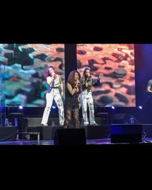 Patricia Sosa Instagram - Recién ahora puedo. No pude antes. Necesite ayuda. Y me di cuenta que estoy tan bien rodeada, que me dejé querer. Pasaron muchas cosas pero este Gran Rex sirvió, más allá de todo para sentirme cuidada. Allí estaba mi banda @mariano.mere tomando la batuta de las armonías y arreglos del coro @corogospeljoy maravilloso. Mi querido guardián @giuliusbass sólido como siempre @cirerac con el compromiso de cuidar esas guitarras maravillosas, esperando a su compañero @christianvidalmusic que llegaba de su gira por el mundo y mi querido @pablo.garrocho , que era su último Rex porque se va a vivir a Barcelona. Mis amadas chicas @marmediavilla_ y @laugonzalezcanta tan lindas, tan sólidas. La técnica haciendo el aguante @negroojeda @gustavoilum ( que luces por favor!) @manolo_cerrudo siempre impecable . Las visuales de @bernardoaymar que estuvieron contundentes. Pero además, sin @patrikessler28 , mi manager, nada de esto hubiera ocurrido. Ella se pone al hombro esta tarea y no la para nadie. Mucho compromiso y sobre todo mucho amor. Me cuida y lo noto. Ni que hablar de @cholumakeup que además de maquillarme me secaba las lágrimas . Mis queridas Patri y Cholu. Las necesite cerca y allí estuvieron. Y apareció @omediavilla y tocó como hace tantos años. Era su cumple y estaba buenísimo festejarlo arriba del escenario. Mis amigos enormes como @pichondp y @danyvilaok haciendo de guardia pretoriana. Y así, salí al escenario y estaban ustedes. Con ganas de abrazarme y juro que me sentí arropada. Dejé todo lo que me dolía, afuera. Y salí a cantar como si fuera la primera vez. Un sonido nos envolvió y nos hizo dejar el mundo que habitamos y volar hacia un mundo mejor. Me dejé cuidar. Y se los quiero agradecer. Qué bueno estuvo este concierto. Será inolvidable más que ningún otro. Vi las almas de cada uno . Gracias por quererme. Gracias es poco. En la última foto, estamos festejando que a Olguita le dieron el alta. Estás son algunas de las caras de mi vida. Gracias a @roshoficial por vestir a mis chicas!! Un lujo @olalamusicar @artes.group y @somosmediamusic
