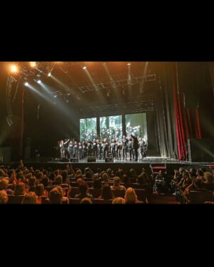 Patricia Sosa Instagram - Recién ahora puedo. No pude antes. Necesite ayuda. Y me di cuenta que estoy tan bien rodeada, que me dejé querer. Pasaron muchas cosas pero este Gran Rex sirvió, más allá de todo para sentirme cuidada. Allí estaba mi banda @mariano.mere tomando la batuta de las armonías y arreglos del coro @corogospeljoy maravilloso. Mi querido guardián @giuliusbass sólido como siempre @cirerac con el compromiso de cuidar esas guitarras maravillosas, esperando a su compañero @christianvidalmusic que llegaba de su gira por el mundo y mi querido @pablo.garrocho , que era su último Rex porque se va a vivir a Barcelona. Mis amadas chicas @marmediavilla_ y @laugonzalezcanta tan lindas, tan sólidas. La técnica haciendo el aguante @negroojeda @gustavoilum ( que luces por favor!) @manolo_cerrudo siempre impecable . Las visuales de @bernardoaymar que estuvieron contundentes. Pero además, sin @patrikessler28 , mi manager, nada de esto hubiera ocurrido. Ella se pone al hombro esta tarea y no la para nadie. Mucho compromiso y sobre todo mucho amor. Me cuida y lo noto. Ni que hablar de @cholumakeup que además de maquillarme me secaba las lágrimas . Mis queridas Patri y Cholu. Las necesite cerca y allí estuvieron. Y apareció @omediavilla y tocó como hace tantos años. Era su cumple y estaba buenísimo festejarlo arriba del escenario. Mis amigos enormes como @pichondp y @danyvilaok haciendo de guardia pretoriana. Y así, salí al escenario y estaban ustedes. Con ganas de abrazarme y juro que me sentí arropada. Dejé todo lo que me dolía, afuera. Y salí a cantar como si fuera la primera vez. Un sonido nos envolvió y nos hizo dejar el mundo que habitamos y volar hacia un mundo mejor. Me dejé cuidar. Y se los quiero agradecer. Qué bueno estuvo este concierto. Será inolvidable más que ningún otro. Vi las almas de cada uno . Gracias por quererme. Gracias es poco. En la última foto, estamos festejando que a Olguita le dieron el alta. Estás son algunas de las caras de mi vida. Gracias a @roshoficial por vestir a mis chicas!! Un lujo @olalamusicar @artes.group y @somosmediamusic