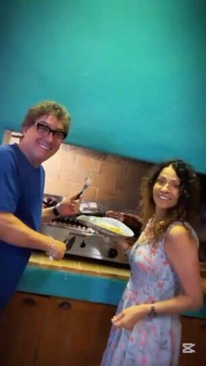 Patricia Sosa Instagram - Este año Oscar cumplió su sueño de tener su parrilla a gas con los chicos de Cook and Food💖
Nos decidimos por esta parrilla porque es súper practica, no tenes que esperar que se prenda el carbon ó leña ..Solo girás una perilla y listo, ¡Ya está lista para cocinar!
Y lo que más me gustó a mi fue que casi no hay humo y no hay cenizas para limpiar después del asado, un 10!✨
A mi me asesoraron de la mejor manera asi que lo super recomiendo @cook_and_food_argentina Y están sorteando una en su perfil, vayan ya a participar!!