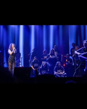 Patricia Sosa Instagram - Recién ahora puedo. No pude antes. Necesite ayuda. Y me di cuenta que estoy tan bien rodeada, que me dejé querer. Pasaron muchas cosas pero este Gran Rex sirvió, más allá de todo para sentirme cuidada. Allí estaba mi banda @mariano.mere tomando la batuta de las armonías y arreglos del coro @corogospeljoy maravilloso. Mi querido guardián @giuliusbass sólido como siempre @cirerac con el compromiso de cuidar esas guitarras maravillosas, esperando a su compañero @christianvidalmusic que llegaba de su gira por el mundo y mi querido @pablo.garrocho , que era su último Rex porque se va a vivir a Barcelona. Mis amadas chicas @marmediavilla_ y @laugonzalezcanta tan lindas, tan sólidas. La técnica haciendo el aguante @negroojeda @gustavoilum ( que luces por favor!) @manolo_cerrudo siempre impecable . Las visuales de @bernardoaymar que estuvieron contundentes. Pero además, sin @patrikessler28 , mi manager, nada de esto hubiera ocurrido. Ella se pone al hombro esta tarea y no la para nadie. Mucho compromiso y sobre todo mucho amor. Me cuida y lo noto. Ni que hablar de @cholumakeup que además de maquillarme me secaba las lágrimas . Mis queridas Patri y Cholu. Las necesite cerca y allí estuvieron. Y apareció @omediavilla y tocó como hace tantos años. Era su cumple y estaba buenísimo festejarlo arriba del escenario. Mis amigos enormes como @pichondp y @danyvilaok haciendo de guardia pretoriana. Y así, salí al escenario y estaban ustedes. Con ganas de abrazarme y juro que me sentí arropada. Dejé todo lo que me dolía, afuera. Y salí a cantar como si fuera la primera vez. Un sonido nos envolvió y nos hizo dejar el mundo que habitamos y volar hacia un mundo mejor. Me dejé cuidar. Y se los quiero agradecer. Qué bueno estuvo este concierto. Será inolvidable más que ningún otro. Vi las almas de cada uno . Gracias por quererme. Gracias es poco. En la última foto, estamos festejando que a Olguita le dieron el alta. Estás son algunas de las caras de mi vida. Gracias a @roshoficial por vestir a mis chicas!! Un lujo @olalamusicar @artes.group y @somosmediamusic