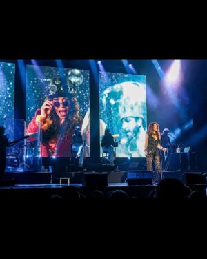 Patricia Sosa Instagram - Recién ahora puedo. No pude antes. Necesite ayuda. Y me di cuenta que estoy tan bien rodeada, que me dejé querer. Pasaron muchas cosas pero este Gran Rex sirvió, más allá de todo para sentirme cuidada. Allí estaba mi banda @mariano.mere tomando la batuta de las armonías y arreglos del coro @corogospeljoy maravilloso. Mi querido guardián @giuliusbass sólido como siempre @cirerac con el compromiso de cuidar esas guitarras maravillosas, esperando a su compañero @christianvidalmusic que llegaba de su gira por el mundo y mi querido @pablo.garrocho , que era su último Rex porque se va a vivir a Barcelona. Mis amadas chicas @marmediavilla_ y @laugonzalezcanta tan lindas, tan sólidas. La técnica haciendo el aguante @negroojeda @gustavoilum ( que luces por favor!) @manolo_cerrudo siempre impecable . Las visuales de @bernardoaymar que estuvieron contundentes. Pero además, sin @patrikessler28 , mi manager, nada de esto hubiera ocurrido. Ella se pone al hombro esta tarea y no la para nadie. Mucho compromiso y sobre todo mucho amor. Me cuida y lo noto. Ni que hablar de @cholumakeup que además de maquillarme me secaba las lágrimas . Mis queridas Patri y Cholu. Las necesite cerca y allí estuvieron. Y apareció @omediavilla y tocó como hace tantos años. Era su cumple y estaba buenísimo festejarlo arriba del escenario. Mis amigos enormes como @pichondp y @danyvilaok haciendo de guardia pretoriana. Y así, salí al escenario y estaban ustedes. Con ganas de abrazarme y juro que me sentí arropada. Dejé todo lo que me dolía, afuera. Y salí a cantar como si fuera la primera vez. Un sonido nos envolvió y nos hizo dejar el mundo que habitamos y volar hacia un mundo mejor. Me dejé cuidar. Y se los quiero agradecer. Qué bueno estuvo este concierto. Será inolvidable más que ningún otro. Vi las almas de cada uno . Gracias por quererme. Gracias es poco. En la última foto, estamos festejando que a Olguita le dieron el alta. Estás son algunas de las caras de mi vida. Gracias a @roshoficial por vestir a mis chicas!! Un lujo @olalamusicar @artes.group y @somosmediamusic