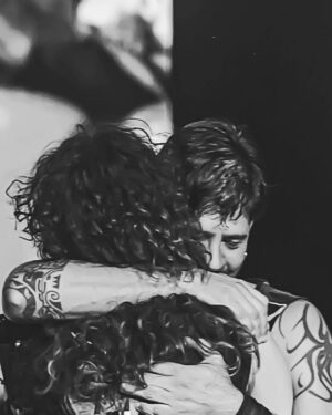 Patricia Sosa Instagram - Recién ahora puedo. No pude antes. Necesite ayuda. Y me di cuenta que estoy tan bien rodeada, que me dejé querer. Pasaron muchas cosas pero este Gran Rex sirvió, más allá de todo para sentirme cuidada. Allí estaba mi banda @mariano.mere tomando la batuta de las armonías y arreglos del coro @corogospeljoy maravilloso. Mi querido guardián @giuliusbass sólido como siempre @cirerac con el compromiso de cuidar esas guitarras maravillosas, esperando a su compañero @christianvidalmusic que llegaba de su gira por el mundo y mi querido @pablo.garrocho , que era su último Rex porque se va a vivir a Barcelona. Mis amadas chicas @marmediavilla_ y @laugonzalezcanta tan lindas, tan sólidas. La técnica haciendo el aguante @negroojeda @gustavoilum ( que luces por favor!) @manolo_cerrudo siempre impecable . Las visuales de @bernardoaymar que estuvieron contundentes. Pero además, sin @patrikessler28 , mi manager, nada de esto hubiera ocurrido. Ella se pone al hombro esta tarea y no la para nadie. Mucho compromiso y sobre todo mucho amor. Me cuida y lo noto. Ni que hablar de @cholumakeup que además de maquillarme me secaba las lágrimas . Mis queridas Patri y Cholu. Las necesite cerca y allí estuvieron. Y apareció @omediavilla y tocó como hace tantos años. Era su cumple y estaba buenísimo festejarlo arriba del escenario. Mis amigos enormes como @pichondp y @danyvilaok haciendo de guardia pretoriana. Y así, salí al escenario y estaban ustedes. Con ganas de abrazarme y juro que me sentí arropada. Dejé todo lo que me dolía, afuera. Y salí a cantar como si fuera la primera vez. Un sonido nos envolvió y nos hizo dejar el mundo que habitamos y volar hacia un mundo mejor. Me dejé cuidar. Y se los quiero agradecer. Qué bueno estuvo este concierto. Será inolvidable más que ningún otro. Vi las almas de cada uno . Gracias por quererme. Gracias es poco. En la última foto, estamos festejando que a Olguita le dieron el alta. Estás son algunas de las caras de mi vida. Gracias a @roshoficial por vestir a mis chicas!! Un lujo @olalamusicar @artes.group y @somosmediamusic