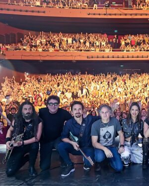 Patricia Sosa Instagram - Recién ahora puedo. No pude antes. Necesite ayuda. Y me di cuenta que estoy tan bien rodeada, que me dejé querer. Pasaron muchas cosas pero este Gran Rex sirvió, más allá de todo para sentirme cuidada. Allí estaba mi banda @mariano.mere tomando la batuta de las armonías y arreglos del coro @corogospeljoy maravilloso. Mi querido guardián @giuliusbass sólido como siempre @cirerac con el compromiso de cuidar esas guitarras maravillosas, esperando a su compañero @christianvidalmusic que llegaba de su gira por el mundo y mi querido @pablo.garrocho , que era su último Rex porque se va a vivir a Barcelona. Mis amadas chicas @marmediavilla_ y @laugonzalezcanta tan lindas, tan sólidas. La técnica haciendo el aguante @negroojeda @gustavoilum ( que luces por favor!) @manolo_cerrudo siempre impecable . Las visuales de @bernardoaymar que estuvieron contundentes. Pero además, sin @patrikessler28 , mi manager, nada de esto hubiera ocurrido. Ella se pone al hombro esta tarea y no la para nadie. Mucho compromiso y sobre todo mucho amor. Me cuida y lo noto. Ni que hablar de @cholumakeup que además de maquillarme me secaba las lágrimas . Mis queridas Patri y Cholu. Las necesite cerca y allí estuvieron. Y apareció @omediavilla y tocó como hace tantos años. Era su cumple y estaba buenísimo festejarlo arriba del escenario. Mis amigos enormes como @pichondp y @danyvilaok haciendo de guardia pretoriana. Y así, salí al escenario y estaban ustedes. Con ganas de abrazarme y juro que me sentí arropada. Dejé todo lo que me dolía, afuera. Y salí a cantar como si fuera la primera vez. Un sonido nos envolvió y nos hizo dejar el mundo que habitamos y volar hacia un mundo mejor. Me dejé cuidar. Y se los quiero agradecer. Qué bueno estuvo este concierto. Será inolvidable más que ningún otro. Vi las almas de cada uno . Gracias por quererme. Gracias es poco. En la última foto, estamos festejando que a Olguita le dieron el alta. Estás son algunas de las caras de mi vida. Gracias a @roshoficial por vestir a mis chicas!! Un lujo @olalamusicar @artes.group y @somosmediamusic