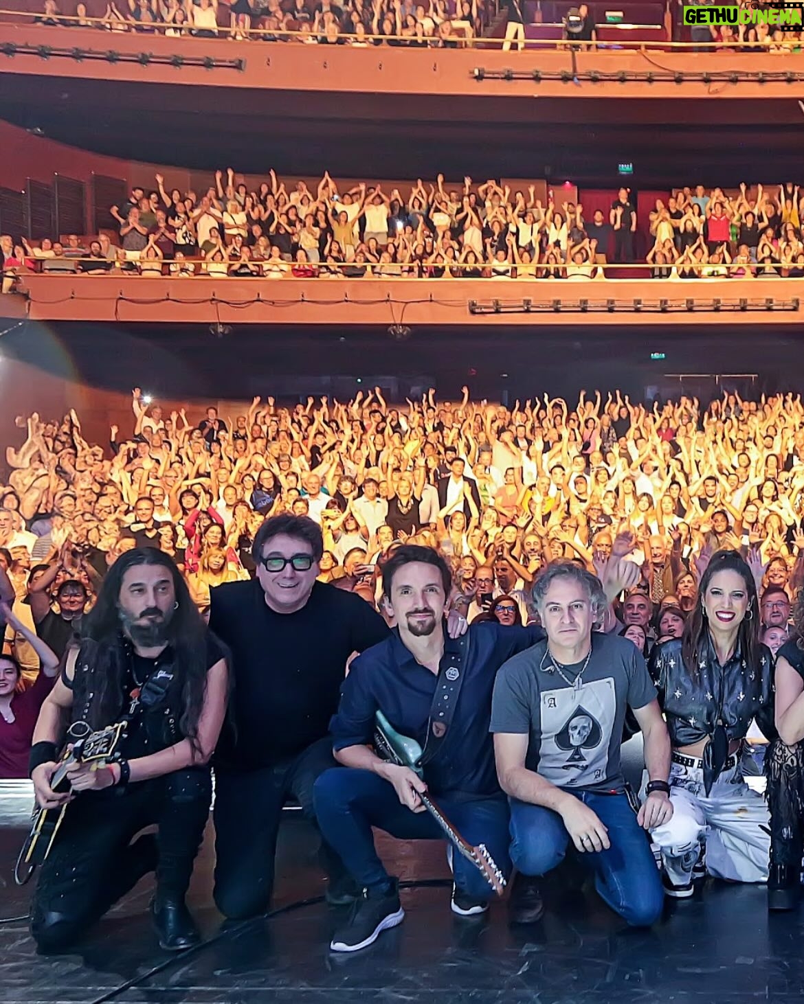 Patricia Sosa - 6.5K Likes - Recién ahora puedo. No pude antes. Necesite ayuda. Y me di cuenta que estoy tan bien rodeada, que me dejé querer. Pasaron muchas cosas pero este Gran Rex sirvió, más allá de todo para sentirme cuidada. Allí estaba mi banda @mariano.mere tomando la batuta de las armonías y arreglos del coro @corogospeljoy maravilloso. Mi querido guardián @giuliusbass sólido como siempre @cirerac con el compromiso de cuidar esas guitarras maravillosas, esperando a su compañero @christianvidalmusic que llegaba de su gira por el mundo y mi querido @pablo.garrocho , que era su último Rex porque se va a vivir a Barcelona. Mis amadas chicas @marmediavilla_ y @laugonzalezcanta tan lindas, tan sólidas. La técnica haciendo el aguante @negroojeda @gustavoilum ( que luces por favor!) @manolo_cerrudo siempre impecable . Las visuales de @bernardoaymar que estuvieron contundentes. Pero además, sin @patrikessler28 , mi manager, nada de esto hubiera ocurrido. Ella se pone al hombro esta tarea y no la para nadie. Mucho compromiso y sobre todo mucho amor. Me cuida y lo noto. Ni que hablar de @cholumakeup que además de maquillarme me secaba las lágrimas . Mis queridas Patri y Cholu. Las necesite cerca y allí estuvieron. Y apareció @omediavilla y tocó como hace tantos años. Era su cumple y estaba buenísimo festejarlo arriba del escenario. Mis amigos enormes como @pichondp y @danyvilaok haciendo de guardia pretoriana. Y así, salí al escenario y estaban ustedes. Con ganas de abrazarme y juro que me sentí arropada. Dejé todo lo que me dolía, afuera. Y salí a cantar como si fuera la primera vez. Un sonido nos envolvió y nos hizo dejar el mundo que habitamos y volar hacia un mundo mejor. Me dejé cuidar. Y se los quiero agradecer. Qué bueno estuvo este concierto. Será inolvidable más que ningún otro. Vi las almas de cada uno . Gracias por quererme. Gracias es poco. En la última foto, estamos festejando que a Olguita le dieron el alta. Estás son algunas de las caras de mi vida. Gracias a @roshoficial por vestir a mis chicas!! Un lujo @olalamusicar @artes.group y @somosmediamusic
