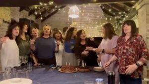 Patricia Sosa Instagram - Hacía mucho calor para encender el fuego entonces cada una trajo algo frío. @luciaggalan la tortilla de papas, @julia.zenko un matambre, @sanmihanovich y @maritanovaro ( grandes anfitrionas , bebidas y ensaladas. No sé quién hizo el pionono si @patriciarincci o @marcelamorelook . No creo que esta vez @marietta1616 ( Marilina) o @patoviedo hayan entrado a la cocina. @patrikessler28 me pasó a buscar con masas y me ayudó a llevar la torta que mandó de regalo @marubotanaok ( deliciosa) .y huevos rellenos, la excusa fue juntarnos porque la noche estaba linda, porque yo cumplí hace 1 semana como Pato Rincci, porque nos queremos y después de las fiestas no nos habíamos visto. Y de repente Marce nos invitó a un picadito. Reírnos , querernos, escucharnos, planear cosas. Simplemente reunión de chicas. Amigas. Nos seguimos eligiendo. En el 2024 hubieron muchos problemas de salud dando vueltas y en este brindis los mandamos a la mierda!!!! Decretamos “SOMOS LA SALUD PERFECTA”
Las extrañamos @virginiatolasoprano y @elenarogerok .