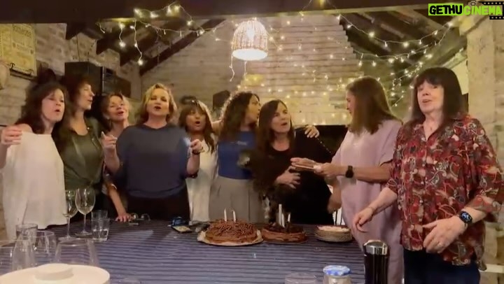 Patricia Sosa - 13.6K Likes - Hacía mucho calor para encender el fuego entonces cada una trajo algo frío. @luciaggalan la tortilla de papas, @julia.zenko un matambre,  @sanmihanovich y @maritanovaro ( grandes anfitrionas , bebidas y ensaladas. No sé quién hizo el pionono si @patriciarincci o @marcelamorelook . No creo que esta vez @marietta1616 ( Marilina) o @patoviedo  hayan entrado a la cocina. @patrikessler28 me pasó a buscar con masas y me ayudó a llevar la torta que mandó de regalo @marubotanaok ( deliciosa) .y huevos rellenos, la excusa fue juntarnos porque la noche estaba linda, porque yo cumplí hace 1 semana como Pato Rincci, porque nos queremos y después de las fiestas no nos habíamos visto. Y de repente Marce nos invitó a un picadito. Reírnos , querernos, escucharnos, planear cosas. Simplemente reunión de chicas. Amigas. Nos seguimos eligiendo. En el 2024 hubieron muchos problemas de salud dando vueltas y en este brindis los mandamos a la mierda!!!! Decretamos “SOMOS LA SALUD PERFECTA”
Las extrañamos @virginiatolasoprano y @elenarogerok .