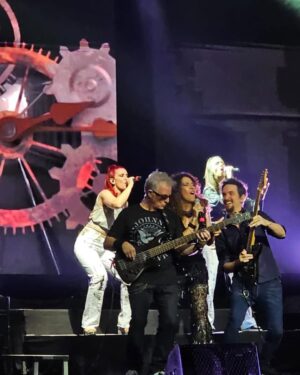Patricia Sosa Instagram - Recién ahora puedo. No pude antes. Necesite ayuda. Y me di cuenta que estoy tan bien rodeada, que me dejé querer. Pasaron muchas cosas pero este Gran Rex sirvió, más allá de todo para sentirme cuidada. Allí estaba mi banda @mariano.mere tomando la batuta de las armonías y arreglos del coro @corogospeljoy maravilloso. Mi querido guardián @giuliusbass sólido como siempre @cirerac con el compromiso de cuidar esas guitarras maravillosas, esperando a su compañero @christianvidalmusic que llegaba de su gira por el mundo y mi querido @pablo.garrocho , que era su último Rex porque se va a vivir a Barcelona. Mis amadas chicas @marmediavilla_ y @laugonzalezcanta tan lindas, tan sólidas. La técnica haciendo el aguante @negroojeda @gustavoilum ( que luces por favor!) @manolo_cerrudo siempre impecable . Las visuales de @bernardoaymar que estuvieron contundentes. Pero además, sin @patrikessler28 , mi manager, nada de esto hubiera ocurrido. Ella se pone al hombro esta tarea y no la para nadie. Mucho compromiso y sobre todo mucho amor. Me cuida y lo noto. Ni que hablar de @cholumakeup que además de maquillarme me secaba las lágrimas . Mis queridas Patri y Cholu. Las necesite cerca y allí estuvieron. Y apareció @omediavilla y tocó como hace tantos años. Era su cumple y estaba buenísimo festejarlo arriba del escenario. Mis amigos enormes como @pichondp y @danyvilaok haciendo de guardia pretoriana. Y así, salí al escenario y estaban ustedes. Con ganas de abrazarme y juro que me sentí arropada. Dejé todo lo que me dolía, afuera. Y salí a cantar como si fuera la primera vez. Un sonido nos envolvió y nos hizo dejar el mundo que habitamos y volar hacia un mundo mejor. Me dejé cuidar. Y se los quiero agradecer. Qué bueno estuvo este concierto. Será inolvidable más que ningún otro. Vi las almas de cada uno . Gracias por quererme. Gracias es poco. En la última foto, estamos festejando que a Olguita le dieron el alta. Estás son algunas de las caras de mi vida. Gracias a @roshoficial por vestir a mis chicas!! Un lujo @olalamusicar @artes.group y @somosmediamusic