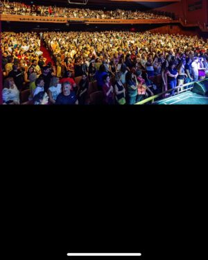 Patricia Sosa Instagram - Recién ahora puedo. No pude antes. Necesite ayuda. Y me di cuenta que estoy tan bien rodeada, que me dejé querer. Pasaron muchas cosas pero este Gran Rex sirvió, más allá de todo para sentirme cuidada. Allí estaba mi banda @mariano.mere tomando la batuta de las armonías y arreglos del coro @corogospeljoy maravilloso. Mi querido guardián @giuliusbass sólido como siempre @cirerac con el compromiso de cuidar esas guitarras maravillosas, esperando a su compañero @christianvidalmusic que llegaba de su gira por el mundo y mi querido @pablo.garrocho , que era su último Rex porque se va a vivir a Barcelona. Mis amadas chicas @marmediavilla_ y @laugonzalezcanta tan lindas, tan sólidas. La técnica haciendo el aguante @negroojeda @gustavoilum ( que luces por favor!) @manolo_cerrudo siempre impecable . Las visuales de @bernardoaymar que estuvieron contundentes. Pero además, sin @patrikessler28 , mi manager, nada de esto hubiera ocurrido. Ella se pone al hombro esta tarea y no la para nadie. Mucho compromiso y sobre todo mucho amor. Me cuida y lo noto. Ni que hablar de @cholumakeup que además de maquillarme me secaba las lágrimas . Mis queridas Patri y Cholu. Las necesite cerca y allí estuvieron. Y apareció @omediavilla y tocó como hace tantos años. Era su cumple y estaba buenísimo festejarlo arriba del escenario. Mis amigos enormes como @pichondp y @danyvilaok haciendo de guardia pretoriana. Y así, salí al escenario y estaban ustedes. Con ganas de abrazarme y juro que me sentí arropada. Dejé todo lo que me dolía, afuera. Y salí a cantar como si fuera la primera vez. Un sonido nos envolvió y nos hizo dejar el mundo que habitamos y volar hacia un mundo mejor. Me dejé cuidar. Y se los quiero agradecer. Qué bueno estuvo este concierto. Será inolvidable más que ningún otro. Vi las almas de cada uno . Gracias por quererme. Gracias es poco. En la última foto, estamos festejando que a Olguita le dieron el alta. Estás son algunas de las caras de mi vida. Gracias a @roshoficial por vestir a mis chicas!! Un lujo @olalamusicar @artes.group y @somosmediamusic