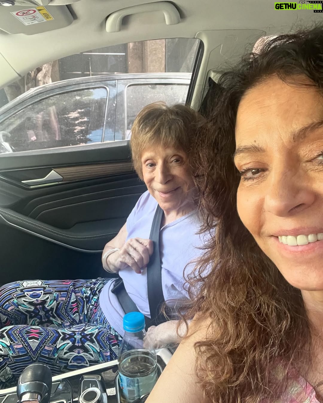 Patricia Sosa - 6.5K Likes - Recién ahora puedo. No pude antes. Necesite ayuda. Y me di cuenta que estoy tan bien rodeada, que me dejé querer. Pasaron muchas cosas pero este Gran Rex sirvió, más allá de todo para sentirme cuidada. Allí estaba mi banda @mariano.mere tomando la batuta de las armonías y arreglos del coro @corogospeljoy maravilloso. Mi querido guardián @giuliusbass sólido como siempre @cirerac con el compromiso de cuidar esas guitarras maravillosas, esperando a su compañero @christianvidalmusic que llegaba de su gira por el mundo y mi querido @pablo.garrocho , que era su último Rex porque se va a vivir a Barcelona. Mis amadas chicas @marmediavilla_ y @laugonzalezcanta tan lindas, tan sólidas. La técnica haciendo el aguante @negroojeda @gustavoilum ( que luces por favor!) @manolo_cerrudo siempre impecable . Las visuales de @bernardoaymar que estuvieron contundentes. Pero además, sin @patrikessler28 , mi manager, nada de esto hubiera ocurrido. Ella se pone al hombro esta tarea y no la para nadie. Mucho compromiso y sobre todo mucho amor. Me cuida y lo noto. Ni que hablar de @cholumakeup que además de maquillarme me secaba las lágrimas . Mis queridas Patri y Cholu. Las necesite cerca y allí estuvieron. Y apareció @omediavilla y tocó como hace tantos años. Era su cumple y estaba buenísimo festejarlo arriba del escenario. Mis amigos enormes como @pichondp y @danyvilaok haciendo de guardia pretoriana. Y así, salí al escenario y estaban ustedes. Con ganas de abrazarme y juro que me sentí arropada. Dejé todo lo que me dolía, afuera. Y salí a cantar como si fuera la primera vez. Un sonido nos envolvió y nos hizo dejar el mundo que habitamos y volar hacia un mundo mejor. Me dejé cuidar. Y se los quiero agradecer. Qué bueno estuvo este concierto. Será inolvidable más que ningún otro. Vi las almas de cada uno . Gracias por quererme. Gracias es poco. En la última foto, estamos festejando que a Olguita le dieron el alta. Estás son algunas de las caras de mi vida. Gracias a @roshoficial por vestir a mis chicas!! Un lujo @olalamusicar @artes.group y @somosmediamusic
