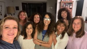Patricia Sosa Instagram - Hacía mucho calor para encender el fuego entonces cada una trajo algo frío. @luciaggalan la tortilla de papas, @julia.zenko un matambre,  @sanmihanovich y @maritanovaro ( grandes anfitrionas , bebidas y ensaladas. No sé quién hizo el pionono si @patriciarincci o @marcelamorelook . No creo que esta vez @marietta1616 ( Marilina) o @patoviedo  hayan entrado a la cocina. @patrikessler28 me pasó a buscar con masas y me ayudó a llevar la torta que mandó de regalo @marubotanaok ( deliciosa) .y huevos rellenos, la excusa fue juntarnos porque la noche estaba linda, porque yo cumplí hace 1 semana como Pato Rincci, porque nos queremos y después de las fiestas no nos habíamos visto. Y de repente Marce nos invitó a un picadito. Reírnos , querernos, escucharnos, planear cosas. Simplemente reunión de chicas. Amigas. Nos seguimos eligiendo. En el 2024 hubieron muchos problemas de salud dando vueltas y en este brindis los mandamos a la mierda!!!! Decretamos “SOMOS LA SALUD PERFECTA”
Las extrañamos @virginiatolasoprano y @elenarogerok .