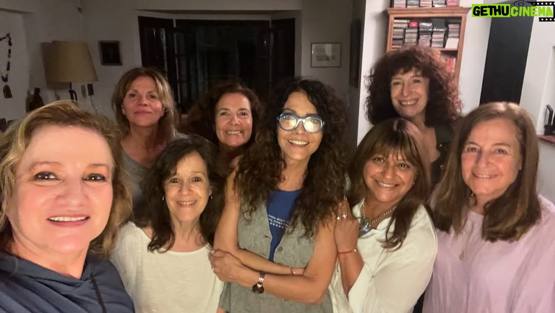 Patricia Sosa - 13.6K Likes - Hacía mucho calor para encender el fuego entonces cada una trajo algo frío. @luciaggalan la tortilla de papas, @julia.zenko un matambre,  @sanmihanovich y @maritanovaro ( grandes anfitrionas , bebidas y ensaladas. No sé quién hizo el pionono si @patriciarincci o @marcelamorelook . No creo que esta vez @marietta1616 ( Marilina) o @patoviedo  hayan entrado a la cocina. @patrikessler28 me pasó a buscar con masas y me ayudó a llevar la torta que mandó de regalo @marubotanaok ( deliciosa) .y huevos rellenos, la excusa fue juntarnos porque la noche estaba linda, porque yo cumplí hace 1 semana como Pato Rincci, porque nos queremos y después de las fiestas no nos habíamos visto. Y de repente Marce nos invitó a un picadito. Reírnos , querernos, escucharnos, planear cosas. Simplemente reunión de chicas. Amigas. Nos seguimos eligiendo. En el 2024 hubieron muchos problemas de salud dando vueltas y en este brindis los mandamos a la mierda!!!! Decretamos “SOMOS LA SALUD PERFECTA”
Las extrañamos @virginiatolasoprano y @elenarogerok .