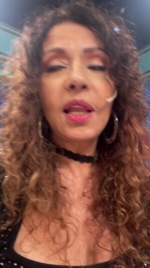Patricia Sosa Instagram - Estuve en la @lamesazarg con la hermosura de @juanavialeoficial y esto lo filmé mientras @turconaimok se fue con @jimemonteverde a cocinar. Me quedé con mi maquilladora y amiga @cholumakeup y mi manager y amiga @patrikessler28 . Con @soyjazminstuart y @micalapegue . Nos reímos un rato. @alfa_walter no se donde fue. Y pasamos un rato lindo. Fui a promocionar el Gran Rex de el 15 de noviembre. Cante Déjate querer. Mi nuevo tema que se sube a todas las plataformas el 1 de noviembre a la 0 horas. Gracias por esta invitación!!! Mi vestido es de @robertopiazza.ok