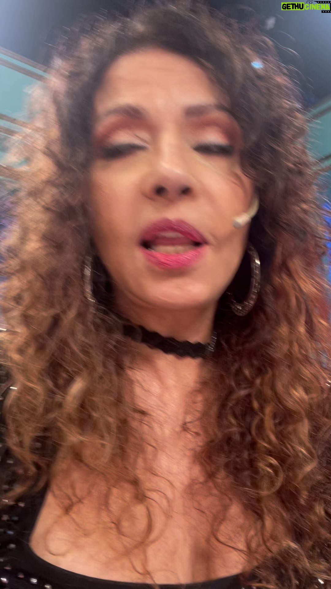 Patricia Sosa - 3.9K Likes - Estuve en la @lamesazarg con la hermosura de @juanavialeoficial y esto lo filmé mientras @turconaimok se fue con @jimemonteverde a cocinar. Me quedé con mi maquilladora y amiga @cholumakeup y mi manager y amiga @patrikessler28 . Con @soyjazminstuart y @micalapegue . Nos reímos un rato. @alfa_walter no se donde fue. Y pasamos un rato lindo.  Fui a promocionar el Gran Rex de el 15 de noviembre. Cante Déjate querer. Mi nuevo tema que se sube a todas las plataformas el 1 de noviembre a la 0 horas. Gracias por esta invitación!!! Mi vestido es de @robertopiazza.ok