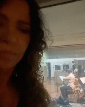 Patricia Sosa Instagram - Este disco va a quedar fantástico. No tiene nombre… Es a dúo con @oficialmijares .Trabajamos mucho en este proyecto. Hace meses que venimos poniendo mucho amor. sobre todo @omediavilla quien produce, y @mauromatiastarelli ( ingeniero de sonido) y @danyvilaok quien arregló todo el disco y en este momento está dirigiendo cuerdas. Falta poco. Ya está cantado. Son unas baladas hermosas y conocidísimas. El lunes se graban coros en @mediamusicrecordingstudios arreglados por @mariano.mere y listo. A mezclar!!!!