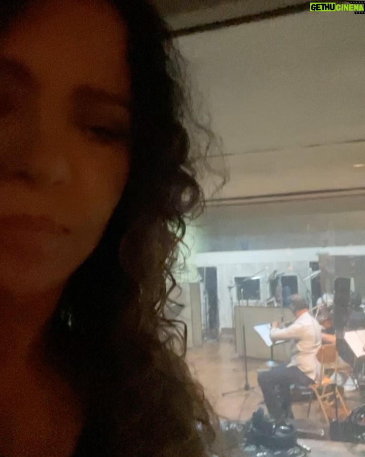 Patricia Sosa - 4.9K Likes - Este disco va a quedar fantástico. No tiene nombre… Es a dúo con @oficialmijares .Trabajamos mucho en este proyecto. Hace meses que venimos poniendo mucho amor. sobre todo @omediavilla quien produce, y @mauromatiastarelli ( ingeniero de sonido) y @danyvilaok quien arregló todo el disco y en este momento está dirigiendo cuerdas. Falta poco. Ya está cantado. Son unas baladas hermosas y conocidísimas. El lunes se graban coros en @mediamusicrecordingstudios arreglados por @mariano.mere y listo. A mezclar!!!!