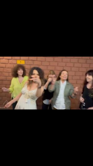 Patricia Sosa Instagram - Encuentros que son mucho más que encuentros. Charlas enormes, pequeñas, sentidas, profundas. Reírnos de todo, estar de vuelta de todo. Querernos, comprendernos, sostenernos . Tenernos cerca aunque estemos lejos, diseminadas por el mundo. Aún así, escuchar el aullido de la otra cuando pide socorro, y estar para lo que se pueda. Hoy fue la última cena del año y la primera de todas las que siguen. Cómo estoy sensible llore 2 veces y después me tome un traguito ( total maneja Sandra)y me olvide por qué había llorado jajajaa. Aguante la amistad y la buena vibra. FELIZ NAVIDAD! @sanmihanovich @maritanovaro @luciaggalan @elenarogerok @julia.zenko @patriciarincci @marietta1616 y no pudieron pero estuvieron @marcelamorelook @virginiatolasoprano @sole_pastorutti @patrikessler28 @patoviedo . Gracias a @eltropezonrestaurant y a toda su gente.