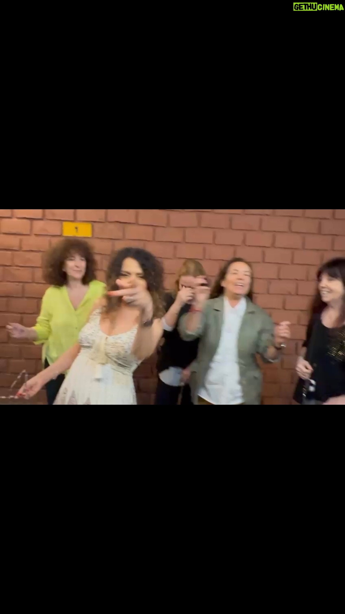Patricia Sosa - 14.1K Likes - Encuentros que son mucho más que encuentros. Charlas enormes, pequeñas, sentidas, profundas. Reírnos de todo, estar de vuelta de todo. Querernos, comprendernos, sostenernos . Tenernos cerca aunque estemos lejos, diseminadas por el mundo. Aún así, escuchar el aullido de la otra cuando pide socorro, y estar para lo que se pueda. Hoy fue la última cena del año y la primera de todas las que siguen.  Cómo estoy sensible llore 2 veces y después me tome un traguito ( total maneja Sandra)y me olvide por qué había llorado jajajaa. Aguante la amistad y la buena vibra. FELIZ NAVIDAD! @sanmihanovich  @maritanovaro @luciaggalan @elenarogerok @julia.zenko @patriciarincci @marietta1616 y no pudieron pero estuvieron @marcelamorelook @virginiatolasoprano @sole_pastorutti @patrikessler28 @patoviedo . Gracias a @eltropezonrestaurant y a toda su gente.