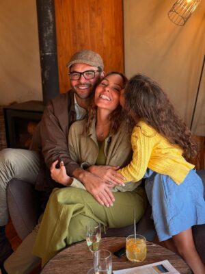 Paula Andrea Betancourt Instagram - El espectacular Asilia Highlands ubicado a más de 2.400 metros de altura,combina un diseño vanguardista y abierto con un ambiente íntimo en el exuberante bosque que se extiende por las laderas del volcán Olmoti, lo que contrasta perfectamente con la calidez y la alegría de su maravilloso Staff.Elegante y contemporáneo, The Highlands equilibra su impactante diseño con una auténtica experiencia en plena naturaleza en un entorno exclusivo. Tan solo ocho suites con cúpula de lona y cristal se inspiran en las encantadoras bomas masái que salpican el paisaje. Su interiores son muy cálidos y contemporáneos que ofrecen el ambiente perfecto para relajarse después de un exitoso día de observación de animales.
Las áreas para huéspedes incluyen una biblioteca bien surtida, un acogedor bar y cómodas salas de estar de lujo alrededor de una chimenea interior. Las comidas gourmet se preparan únicamente con los ingredientes orgánicos más frescos y se sirven en diversos comedores. Las aventuras incluyen safaris en el cráter del Ngorongoro, visitas comunitarias y culturales, y senderismo por las rutas ganaderas masái a través de los diversos hábitats del volcán Olmoti.🙏🙏🙏🥂