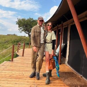 Paula Andrea Betancourt Instagram - El Masái Mara es una reserva natural nacional situada al sudoeste de Kenia.Forma parte de la región del Serengueti y es en realidad una continuación del parque nacional del mismo nombre.Se llama así porque la tribu Masái habita dicha zona y por el río Mara que lo cruza. Es famoso por su fauna excepcional y por la Gran Migración, un espectáculo natural donde miles de cebras, ñus y antílopes se desplazan hacia los pastizales del Serengueti, el cual comienza el mes de Junio y por su rica vida silvestre, incluyendo leones, guepardos y leopardos.Es común el avistamiento de los Cinco Grandes” se refiere a un grupo de cinco animales salvajes africanos icónicos: el león, el leopardo, el elefante, el rinoceronte y el búfalo cafre. Este término, originado entre los cazadores, se utilizaba para describir a las especies más difíciles y peligrosas de cazar a pie. En la actualidad, se utiliza más comúnmente para referirse a los animales más buscados por los turistas en safaris fotográficos.
El paisaje está compuesto por llanuras con hierba y colinas ondulantes,un verdadero espectáculo y atraviesan los ríos Mara y Talek. La zona cercana está salpicada de aldeas (enkangs) del pueblo masái.
Nuestro hotel es un espectacular campamento que se llama Sand River y queda al interior de esta maravillosa selva, justamente donde el Río Talek la separa literalmente de Tanzania,estamos completamente agradecidos y enamorados! 🙏🙏🙏