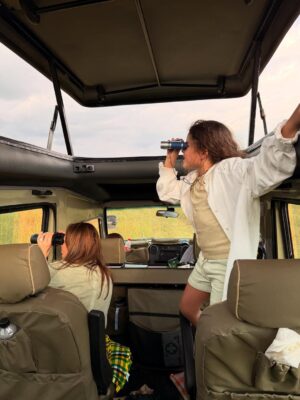 Paula Andrea Betancourt Instagram - El Masái Mara es una reserva natural nacional situada al sudoeste de Kenia.Forma parte de la región del Serengueti y es en realidad una continuación del parque nacional del mismo nombre.Se llama así porque la tribu Masái habita dicha zona y por el río Mara que lo cruza. Es famoso por su fauna excepcional y por la Gran Migración, un espectáculo natural donde miles de cebras, ñus y antílopes se desplazan hacia los pastizales del Serengueti, el cual comienza el mes de Junio y por su rica vida silvestre, incluyendo leones, guepardos y leopardos.Es común el avistamiento de los Cinco Grandes” se refiere a un grupo de cinco animales salvajes africanos icónicos: el león, el leopardo, el elefante, el rinoceronte y el búfalo cafre. Este término, originado entre los cazadores, se utilizaba para describir a las especies más difíciles y peligrosas de cazar a pie. En la actualidad, se utiliza más comúnmente para referirse a los animales más buscados por los turistas en safaris fotográficos.
El paisaje está compuesto por llanuras con hierba y colinas ondulantes,un verdadero espectáculo y atraviesan los ríos Mara y Talek. La zona cercana está salpicada de aldeas (enkangs) del pueblo masái.
Nuestro hotel es un espectacular campamento que se llama Sand River y queda al interior de esta maravillosa selva, justamente donde el Río Talek la separa literalmente de Tanzania,estamos completamente agradecidos y enamorados! 🙏🙏🙏