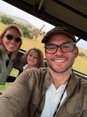 Paula Andrea Betancourt Instagram - El Masái Mara es una reserva natural nacional situada al sudoeste de Kenia.Forma parte de la región del Serengueti y es en realidad una continuación del parque nacional del mismo nombre.Se llama así porque la tribu Masái habita dicha zona y por el río Mara que lo cruza. Es famoso por su fauna excepcional y por la Gran Migración, un espectáculo natural donde miles de cebras, ñus y antílopes se desplazan hacia los pastizales del Serengueti, el cual comienza el mes de Junio y por su rica vida silvestre, incluyendo leones, guepardos y leopardos.Es común el avistamiento de los Cinco Grandes” se refiere a un grupo de cinco animales salvajes africanos icónicos: el león, el leopardo, el elefante, el rinoceronte y el búfalo cafre. Este término, originado entre los cazadores, se utilizaba para describir a las especies más difíciles y peligrosas de cazar a pie. En la actualidad, se utiliza más comúnmente para referirse a los animales más buscados por los turistas en safaris fotográficos.
El paisaje está compuesto por llanuras con hierba y colinas ondulantes,un verdadero espectáculo y atraviesan los ríos Mara y Talek. La zona cercana está salpicada de aldeas (enkangs) del pueblo masái.
Nuestro hotel es un espectacular campamento que se llama Sand River y queda al interior de esta maravillosa selva, justamente donde el Río Talek la separa literalmente de Tanzania,estamos completamente agradecidos y enamorados! 🙏🙏🙏