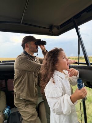 Paula Andrea Betancourt Instagram - El Masái Mara es una reserva natural nacional situada al sudoeste de Kenia.Forma parte de la región del Serengueti y es en realidad una continuación del parque nacional del mismo nombre.Se llama así porque la tribu Masái habita dicha zona y por el río Mara que lo cruza. Es famoso por su fauna excepcional y por la Gran Migración, un espectáculo natural donde miles de cebras, ñus y antílopes se desplazan hacia los pastizales del Serengueti, el cual comienza el mes de Junio y por su rica vida silvestre, incluyendo leones, guepardos y leopardos.Es común el avistamiento de los Cinco Grandes” se refiere a un grupo de cinco animales salvajes africanos icónicos: el león, el leopardo, el elefante, el rinoceronte y el búfalo cafre. Este término, originado entre los cazadores, se utilizaba para describir a las especies más difíciles y peligrosas de cazar a pie. En la actualidad, se utiliza más comúnmente para referirse a los animales más buscados por los turistas en safaris fotográficos.
El paisaje está compuesto por llanuras con hierba y colinas ondulantes,un verdadero espectáculo y atraviesan los ríos Mara y Talek. La zona cercana está salpicada de aldeas (enkangs) del pueblo masái.
Nuestro hotel es un espectacular campamento que se llama Sand River y queda al interior de esta maravillosa selva, justamente donde el Río Talek la separa literalmente de Tanzania,estamos completamente agradecidos y enamorados! 🙏🙏🙏