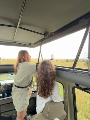 Paula Andrea Betancourt Instagram - El Masái Mara es una reserva natural nacional situada al sudoeste de Kenia.Forma parte de la región del Serengueti y es en realidad una continuación del parque nacional del mismo nombre.Se llama así porque la tribu Masái habita dicha zona y por el río Mara que lo cruza. Es famoso por su fauna excepcional y por la Gran Migración, un espectáculo natural donde miles de cebras, ñus y antílopes se desplazan hacia los pastizales del Serengueti, el cual comienza el mes de Junio y por su rica vida silvestre, incluyendo leones, guepardos y leopardos.Es común el avistamiento de los Cinco Grandes” se refiere a un grupo de cinco animales salvajes africanos icónicos: el león, el leopardo, el elefante, el rinoceronte y el búfalo cafre. Este término, originado entre los cazadores, se utilizaba para describir a las especies más difíciles y peligrosas de cazar a pie. En la actualidad, se utiliza más comúnmente para referirse a los animales más buscados por los turistas en safaris fotográficos.
El paisaje está compuesto por llanuras con hierba y colinas ondulantes,un verdadero espectáculo y atraviesan los ríos Mara y Talek. La zona cercana está salpicada de aldeas (enkangs) del pueblo masái.
Nuestro hotel es un espectacular campamento que se llama Sand River y queda al interior de esta maravillosa selva, justamente donde el Río Talek la separa literalmente de Tanzania,estamos completamente agradecidos y enamorados! 🙏🙏🙏