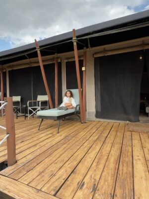 Paula Andrea Betancourt Instagram - El Masái Mara es una reserva natural nacional situada al sudoeste de Kenia.Forma parte de la región del Serengueti y es en realidad una continuación del parque nacional del mismo nombre.Se llama así porque la tribu Masái habita dicha zona y por el río Mara que lo cruza. Es famoso por su fauna excepcional y por la Gran Migración, un espectáculo natural donde miles de cebras, ñus y antílopes se desplazan hacia los pastizales del Serengueti, el cual comienza el mes de Junio y por su rica vida silvestre, incluyendo leones, guepardos y leopardos.Es común el avistamiento de los Cinco Grandes” se refiere a un grupo de cinco animales salvajes africanos icónicos: el león, el leopardo, el elefante, el rinoceronte y el búfalo cafre. Este término, originado entre los cazadores, se utilizaba para describir a las especies más difíciles y peligrosas de cazar a pie. En la actualidad, se utiliza más comúnmente para referirse a los animales más buscados por los turistas en safaris fotográficos.
El paisaje está compuesto por llanuras con hierba y colinas ondulantes,un verdadero espectáculo y atraviesan los ríos Mara y Talek. La zona cercana está salpicada de aldeas (enkangs) del pueblo masái.
Nuestro hotel es un espectacular campamento que se llama Sand River y queda al interior de esta maravillosa selva, justamente donde el Río Talek la separa literalmente de Tanzania,estamos completamente agradecidos y enamorados! 🙏🙏🙏
