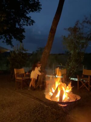 Paula Andrea Betancourt Instagram - El Masái Mara es una reserva natural nacional situada al sudoeste de Kenia.Forma parte de la región del Serengueti y es en realidad una continuación del parque nacional del mismo nombre.Se llama así porque la tribu Masái habita dicha zona y por el río Mara que lo cruza. Es famoso por su fauna excepcional y por la Gran Migración, un espectáculo natural donde miles de cebras, ñus y antílopes se desplazan hacia los pastizales del Serengueti, el cual comienza el mes de Junio y por su rica vida silvestre, incluyendo leones, guepardos y leopardos.Es común el avistamiento de los Cinco Grandes” se refiere a un grupo de cinco animales salvajes africanos icónicos: el león, el leopardo, el elefante, el rinoceronte y el búfalo cafre. Este término, originado entre los cazadores, se utilizaba para describir a las especies más difíciles y peligrosas de cazar a pie. En la actualidad, se utiliza más comúnmente para referirse a los animales más buscados por los turistas en safaris fotográficos.
El paisaje está compuesto por llanuras con hierba y colinas ondulantes,un verdadero espectáculo y atraviesan los ríos Mara y Talek. La zona cercana está salpicada de aldeas (enkangs) del pueblo masái.
Nuestro hotel es un espectacular campamento que se llama Sand River y queda al interior de esta maravillosa selva, justamente donde el Río Talek la separa literalmente de Tanzania,estamos completamente agradecidos y enamorados! 🙏🙏🙏
