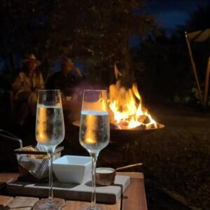 Paula Andrea Betancourt Instagram - El Masái Mara es una reserva natural nacional situada al sudoeste de Kenia.Forma parte de la región del Serengueti y es en realidad una continuación del parque nacional del mismo nombre.Se llama así porque la tribu Masái habita dicha zona y por el río Mara que lo cruza. Es famoso por su fauna excepcional y por la Gran Migración, un espectáculo natural donde miles de cebras, ñus y antílopes se desplazan hacia los pastizales del Serengueti, el cual comienza el mes de Junio y por su rica vida silvestre, incluyendo leones, guepardos y leopardos.Es común el avistamiento de los Cinco Grandes” se refiere a un grupo de cinco animales salvajes africanos icónicos: el león, el leopardo, el elefante, el rinoceronte y el búfalo cafre. Este término, originado entre los cazadores, se utilizaba para describir a las especies más difíciles y peligrosas de cazar a pie. En la actualidad, se utiliza más comúnmente para referirse a los animales más buscados por los turistas en safaris fotográficos.
El paisaje está compuesto por llanuras con hierba y colinas ondulantes,un verdadero espectáculo y atraviesan los ríos Mara y Talek. La zona cercana está salpicada de aldeas (enkangs) del pueblo masái.
Nuestro hotel es un espectacular campamento que se llama Sand River y queda al interior de esta maravillosa selva, justamente donde el Río Talek la separa literalmente de Tanzania,estamos completamente agradecidos y enamorados! 🙏🙏🙏