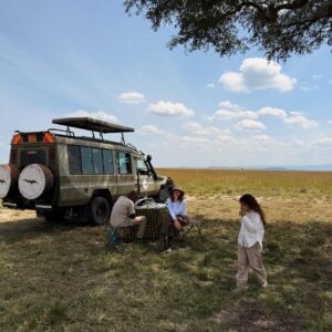 Paula Andrea Betancourt Instagram - El Masái Mara es una reserva natural nacional situada al sudoeste de Kenia.Forma parte de la región del Serengueti y es en realidad una continuación del parque nacional del mismo nombre.Se llama así porque la tribu Masái habita dicha zona y por el río Mara que lo cruza. Es famoso por su fauna excepcional y por la Gran Migración, un espectáculo natural donde miles de cebras, ñus y antílopes se desplazan hacia los pastizales del Serengueti, el cual comienza el mes de Junio y por su rica vida silvestre, incluyendo leones, guepardos y leopardos.Es común el avistamiento de los Cinco Grandes” se refiere a un grupo de cinco animales salvajes africanos icónicos: el león, el leopardo, el elefante, el rinoceronte y el búfalo cafre. Este término, originado entre los cazadores, se utilizaba para describir a las especies más difíciles y peligrosas de cazar a pie. En la actualidad, se utiliza más comúnmente para referirse a los animales más buscados por los turistas en safaris fotográficos.
El paisaje está compuesto por llanuras con hierba y colinas ondulantes,un verdadero espectáculo y atraviesan los ríos Mara y Talek. La zona cercana está salpicada de aldeas (enkangs) del pueblo masái.
Nuestro hotel es un espectacular campamento que se llama Sand River y queda al interior de esta maravillosa selva, justamente donde el Río Talek la separa literalmente de Tanzania,estamos completamente agradecidos y enamorados! 🙏🙏🙏