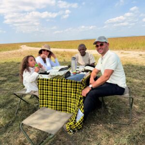 Paula Andrea Betancourt Instagram - El Masái Mara es una reserva natural nacional situada al sudoeste de Kenia.Forma parte de la región del Serengueti y es en realidad una continuación del parque nacional del mismo nombre.Se llama así porque la tribu Masái habita dicha zona y por el río Mara que lo cruza. Es famoso por su fauna excepcional y por la Gran Migración, un espectáculo natural donde miles de cebras, ñus y antílopes se desplazan hacia los pastizales del Serengueti, el cual comienza el mes de Junio y por su rica vida silvestre, incluyendo leones, guepardos y leopardos.Es común el avistamiento de los Cinco Grandes” se refiere a un grupo de cinco animales salvajes africanos icónicos: el león, el leopardo, el elefante, el rinoceronte y el búfalo cafre. Este término, originado entre los cazadores, se utilizaba para describir a las especies más difíciles y peligrosas de cazar a pie. En la actualidad, se utiliza más comúnmente para referirse a los animales más buscados por los turistas en safaris fotográficos.
El paisaje está compuesto por llanuras con hierba y colinas ondulantes,un verdadero espectáculo y atraviesan los ríos Mara y Talek. La zona cercana está salpicada de aldeas (enkangs) del pueblo masái.
Nuestro hotel es un espectacular campamento que se llama Sand River y queda al interior de esta maravillosa selva, justamente donde el Río Talek la separa literalmente de Tanzania,estamos completamente agradecidos y enamorados! 🙏🙏🙏
