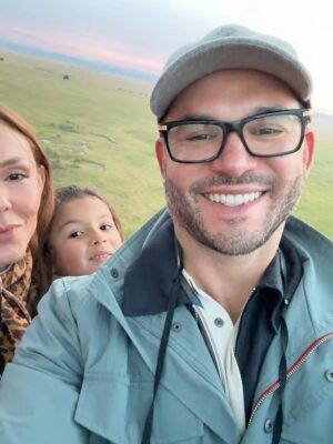 Paula Andrea Betancourt Instagram - Hoy nuestros corazones están de fiesta porque hace 6 años vimos una promesa cumplida, un regalo del cielo, un milagro de Dios!! Llegaste tu hija querida, una princesa que por ta Hoy nuestros corazones están de fiesta porque hace 6 años vimos una promesa cumplida, un regalo del cielo, un milagro de Dios!! Llegaste tu hija querida, una princesa que por tanto tiempo soñamos para completar nuestra obra de amor, y viniste a eso, a llenar nuestro mundo de amor! De ilusión, de esperanza, de fortaleza, de muchas alegrías, a fortalecer nuestra Fe, y como no? Si eres una niña tierna, dulce, cariñosa, noble,muy ocurrente, extrovertida,familiar, con un corazón que rebosa de generosidad!! Te amamos ínfinito y siempre rogamos a la Santísima Virgen María y a papa Dios que caminen a tu lado, que te protejan con su manto sagrado y te hagan una mujer virtuosa! Feliz y bendecido cumpleaños princesa de nuestros corazones! Te amamos! Papá y mamá! 👑👸🏼🌹🌸🌷💐🌺🌼