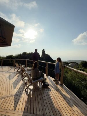 Paula Andrea Betancourt Instagram - El espectacular Asilia Highlands ubicado a más de 2.400 metros de altura,combina un diseño vanguardista y abierto con un ambiente íntimo en el exuberante bosque que se extiende por las laderas del volcán Olmoti, lo que contrasta perfectamente con la calidez y la alegría de su maravilloso Staff.Elegante y contemporáneo, The Highlands equilibra su impactante diseño con una auténtica experiencia en plena naturaleza en un entorno exclusivo. Tan solo ocho suites con cúpula de lona y cristal se inspiran en las encantadoras bomas masái que salpican el paisaje. Su interiores son muy cálidos y contemporáneos que ofrecen el ambiente perfecto para relajarse después de un exitoso día de observación de animales.
Las áreas para huéspedes incluyen una biblioteca bien surtida, un acogedor bar y cómodas salas de estar de lujo alrededor de una chimenea interior. Las comidas gourmet se preparan únicamente con los ingredientes orgánicos más frescos y se sirven en diversos comedores. Las aventuras incluyen safaris en el cráter del Ngorongoro, visitas comunitarias y culturales, y senderismo por las rutas ganaderas masái a través de los diversos hábitats del volcán Olmoti.🙏🙏🙏🥂