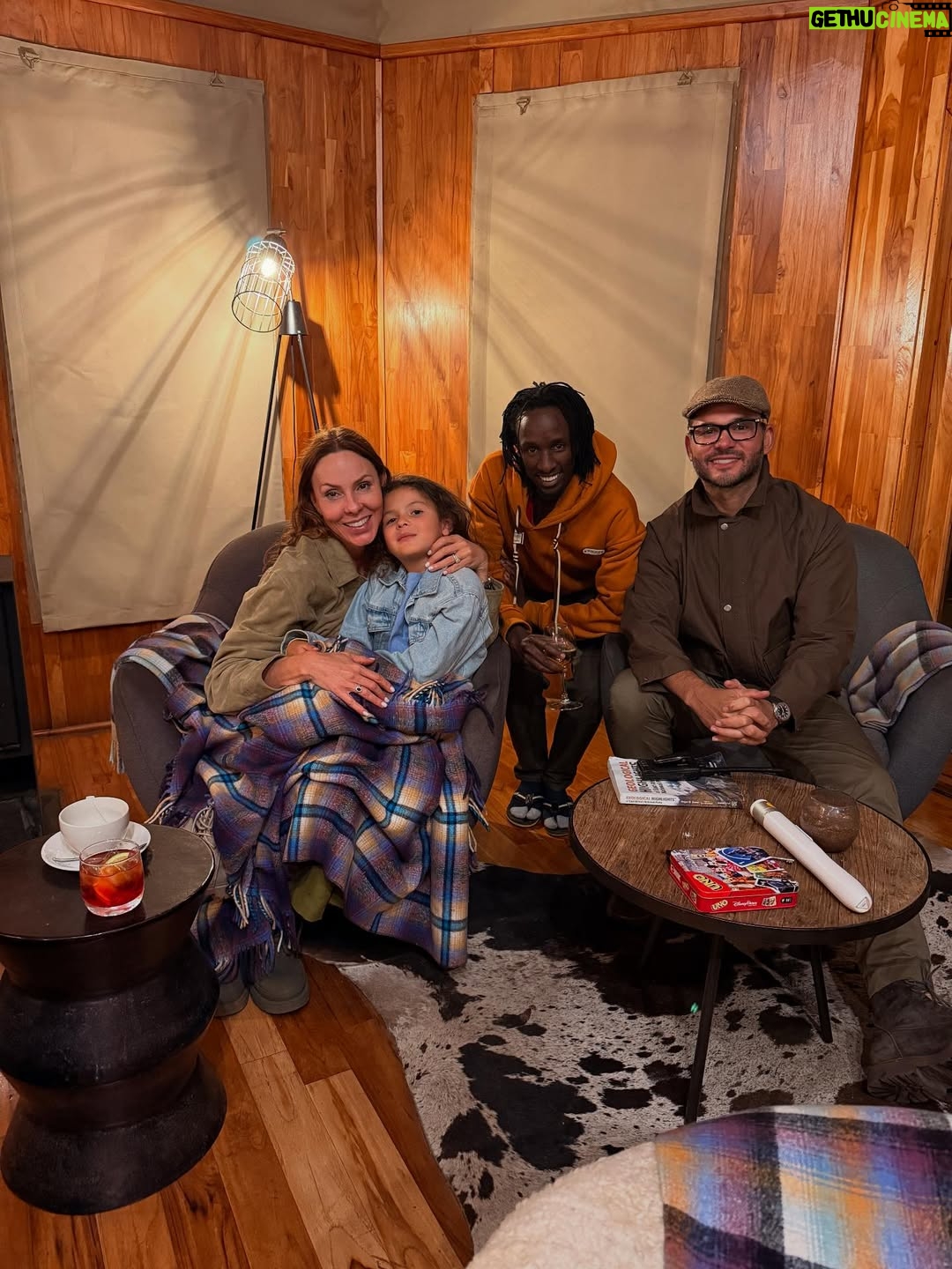 Paula Andrea Betancourt - 9.9K Likes - El espectacular Asilia Highlands ubicado a más de 2.400 metros  de altura,combina un diseño vanguardista y abierto con un ambiente íntimo en el exuberante bosque que se extiende por las laderas del volcán Olmoti, lo que contrasta perfectamente con la calidez y la alegría de su maravilloso Staff.Elegante y contemporáneo, The Highlands equilibra su impactante diseño con una auténtica experiencia en plena naturaleza en un entorno exclusivo. Tan solo ocho suites con cúpula de lona y cristal se inspiran en las encantadoras bomas masái que salpican el paisaje. Su interiores son muy  cálidos y contemporáneos que ofrecen el ambiente perfecto para relajarse después de un exitoso día de observación de animales.
Las áreas para huéspedes incluyen una biblioteca bien surtida, un acogedor bar y cómodas salas de estar de lujo alrededor de una chimenea interior. Las comidas gourmet se preparan únicamente con los ingredientes orgánicos más frescos y se sirven en diversos comedores. Las aventuras incluyen safaris en el cráter del Ngorongoro, visitas comunitarias y culturales, y senderismo por las rutas ganaderas masái a través de los diversos hábitats del volcán Olmoti.🙏🙏🙏🥂