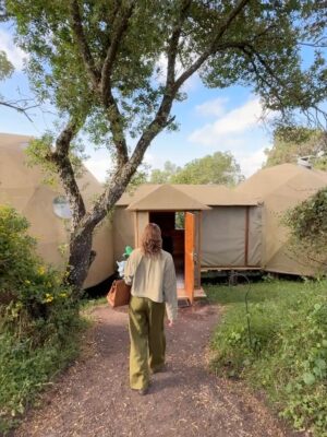 Paula Andrea Betancourt Instagram - El espectacular Asilia Highlands ubicado a más de 2.400 metros de altura,combina un diseño vanguardista y abierto con un ambiente íntimo en el exuberante bosque que se extiende por las laderas del volcán Olmoti, lo que contrasta perfectamente con la calidez y la alegría de su maravilloso Staff.Elegante y contemporáneo, The Highlands equilibra su impactante diseño con una auténtica experiencia en plena naturaleza en un entorno exclusivo. Tan solo ocho suites con cúpula de lona y cristal se inspiran en las encantadoras bomas masái que salpican el paisaje. Su interiores son muy cálidos y contemporáneos que ofrecen el ambiente perfecto para relajarse después de un exitoso día de observación de animales.
Las áreas para huéspedes incluyen una biblioteca bien surtida, un acogedor bar y cómodas salas de estar de lujo alrededor de una chimenea interior. Las comidas gourmet se preparan únicamente con los ingredientes orgánicos más frescos y se sirven en diversos comedores. Las aventuras incluyen safaris en el cráter del Ngorongoro, visitas comunitarias y culturales, y senderismo por las rutas ganaderas masái a través de los diversos hábitats del volcán Olmoti.🙏🙏🙏🥂