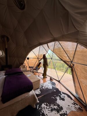Paula Andrea Betancourt Instagram - El espectacular Asilia Highlands ubicado a más de 2.400 metros de altura,combina un diseño vanguardista y abierto con un ambiente íntimo en el exuberante bosque que se extiende por las laderas del volcán Olmoti, lo que contrasta perfectamente con la calidez y la alegría de su maravilloso Staff.Elegante y contemporáneo, The Highlands equilibra su impactante diseño con una auténtica experiencia en plena naturaleza en un entorno exclusivo. Tan solo ocho suites con cúpula de lona y cristal se inspiran en las encantadoras bomas masái que salpican el paisaje. Su interiores son muy cálidos y contemporáneos que ofrecen el ambiente perfecto para relajarse después de un exitoso día de observación de animales.
Las áreas para huéspedes incluyen una biblioteca bien surtida, un acogedor bar y cómodas salas de estar de lujo alrededor de una chimenea interior. Las comidas gourmet se preparan únicamente con los ingredientes orgánicos más frescos y se sirven en diversos comedores. Las aventuras incluyen safaris en el cráter del Ngorongoro, visitas comunitarias y culturales, y senderismo por las rutas ganaderas masái a través de los diversos hábitats del volcán Olmoti.🙏🙏🙏🥂