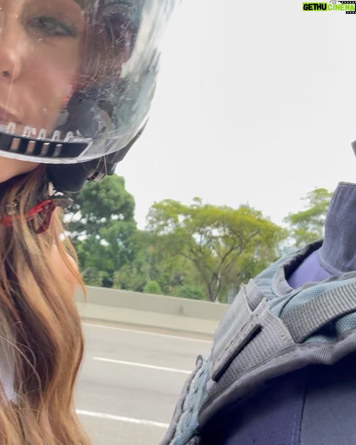 Paula Bevilacqua - 13.8K Likes - Así pasamos una tarde noche fabulosa donde no solo personas del medio disfrutamos de la cercanía y de la humildad de estos dos hermanos que son bandera de Venezuela en el mundo. 🌍 

El viernes pude volver a revivir mis fibras de fan “Enamorada” total porque si lo soy, lo seré siempre aunque ya tenga años conociéndolos, son parte de una época tan maravillosa de mi vida y de la de muchas que como yo siguen los pasos de su música 🎵 

Son orgullo de una generación y siguen conquistando otras generaciones, aplausos 👏 por este evento que espero que se repita muchas veces. 

Sigan siendo sinónimo de inspiración y humildad, los quiero ! 

@servandoprimera 
@florentinoprimera 

Demás está decir que me lo disfrute demasiado como cuando tenía 16 😝 

Gracias @oswaldopontejr eres lo más 🫶

#fanenamorada #vzla